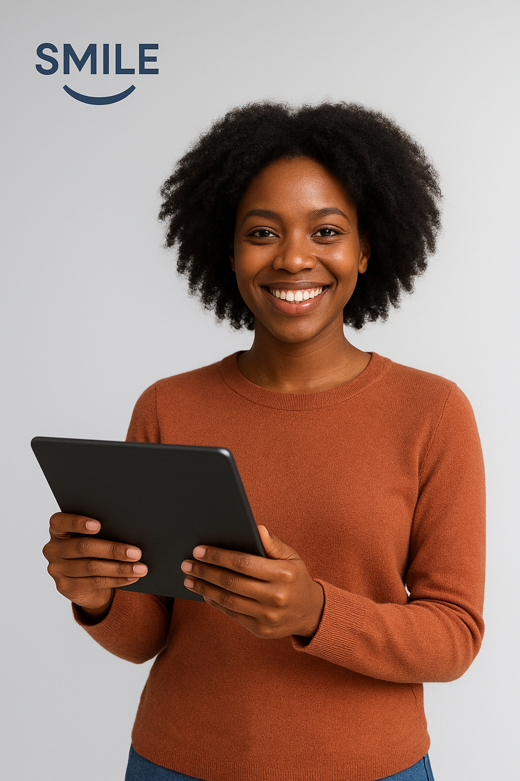 Jeune femme ouest-africaine souriante avec une tablette SMILE Tech